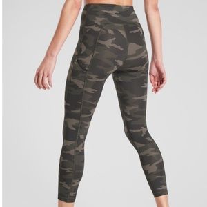 Athleta 7/8 Camo leggings. Pockets.
